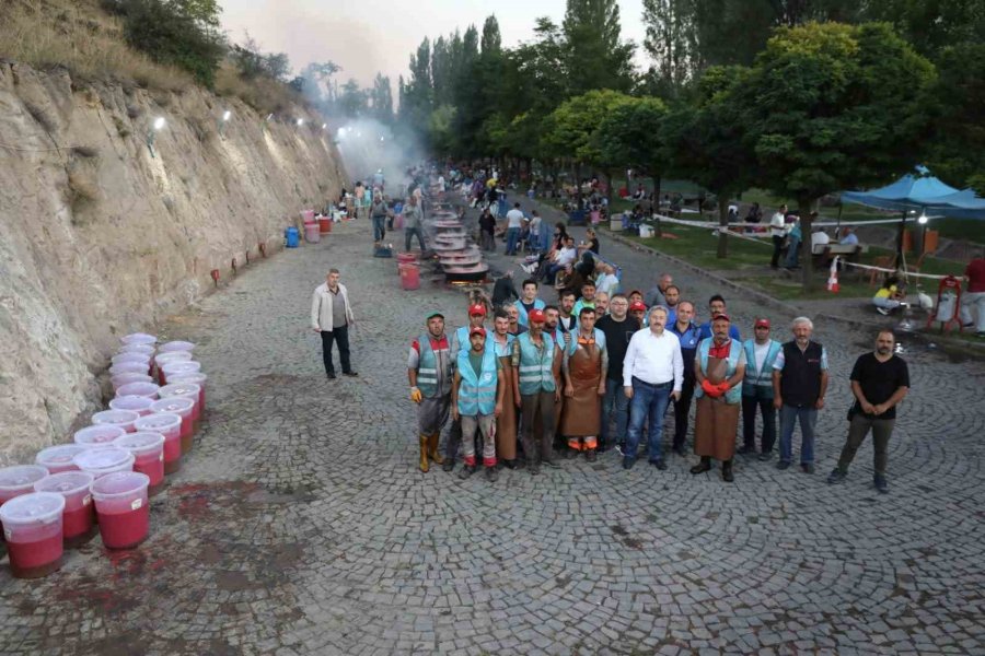 Salça Günlerinde Vatandaşlar Hem Salça Kaynatıyor, Hem Kaynaşıyor