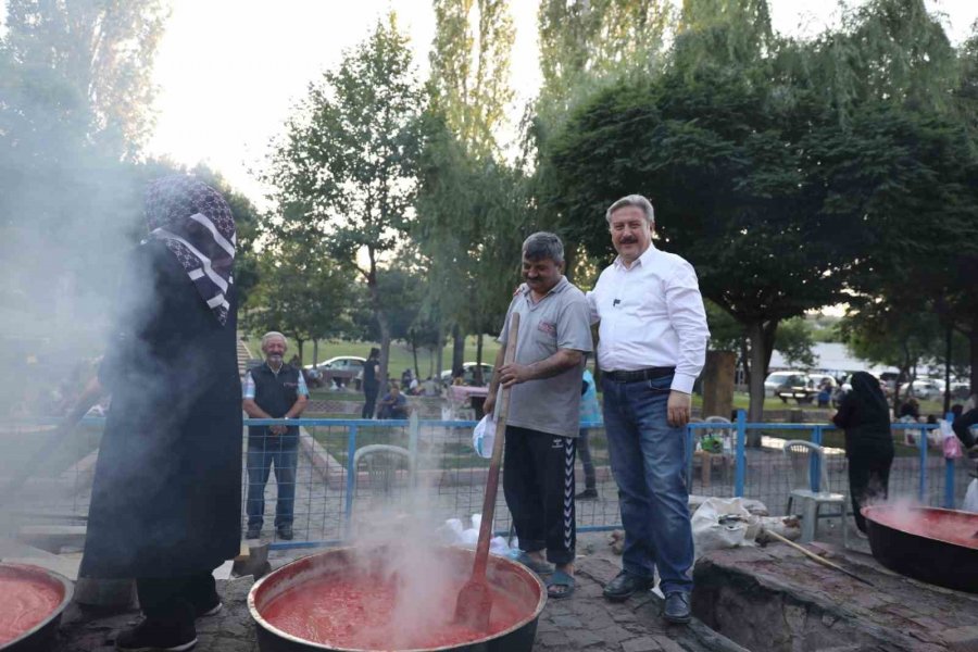 Salça Günlerinde Vatandaşlar Hem Salça Kaynatıyor, Hem Kaynaşıyor