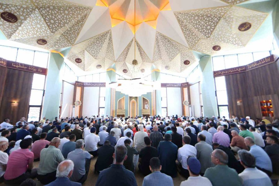 Bakan Özhaseki: "camiler Bizim En Özel Anlarımızı Paylaştığımız Yerler, Huzur Bulduğumuz Yerler"