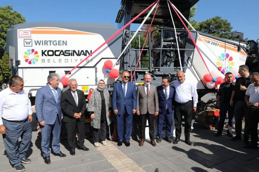 Bakan Özhaseki: "1 Milyon 900 Binden Fazla İnsan Evinde Değil Dışarıdaysa, Başka Projelerin Peşinde Koşmak Çok Doğru Olmaz"