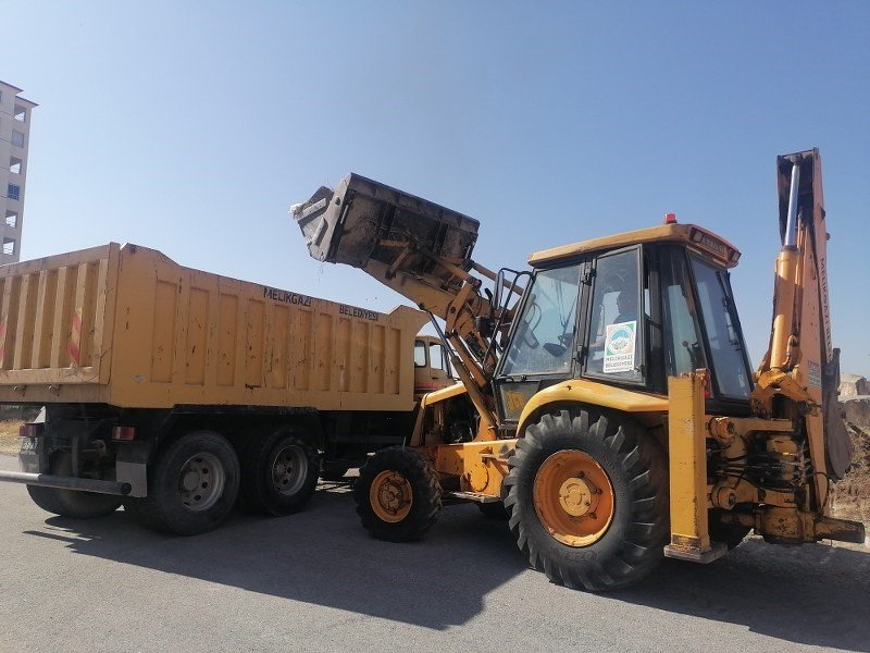 Melikgazi’de Mahalleler Pırıl Pırıl Olsun Diye Tüm Ekip Sahada Çalışıyor