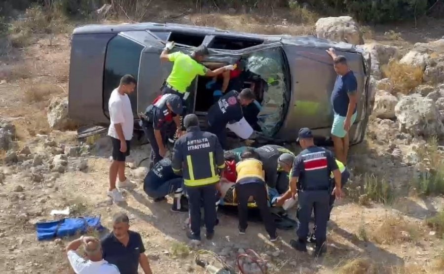 Virajı Alamayan Otomobil Takla Atıp Uçuruma Yuvarlandı, Sıkışan Araçtan Çıkartılan Kadın Acı İçinde Kıvrandı
