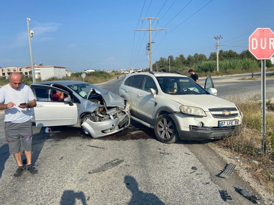 Manavgat’ta İki Otomobil Çarpıştı: 1 Yaralı