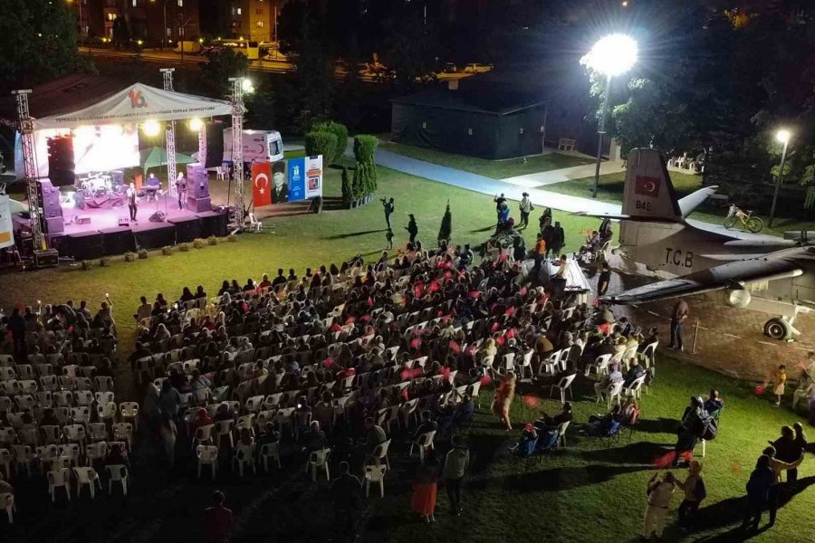 Müzikseverler İmançer İle Keyifli Bir Akşam Geçirdi