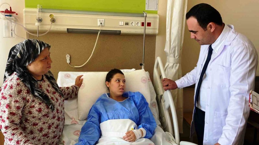 Konya’da 14 Yaşındaki Çocuğun Kamburu Ameliyatla Düzeltildi