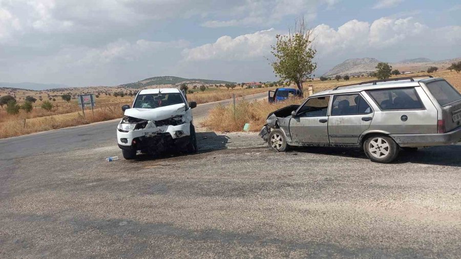 Korkuteli’nde Zincirleme Kaza: 2’si Ağır 6 Yaralı