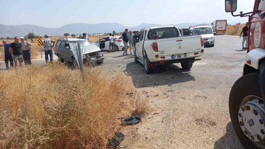 Korkuteli’nde Zincirleme Kaza: 2’si Ağır 6 Yaralı