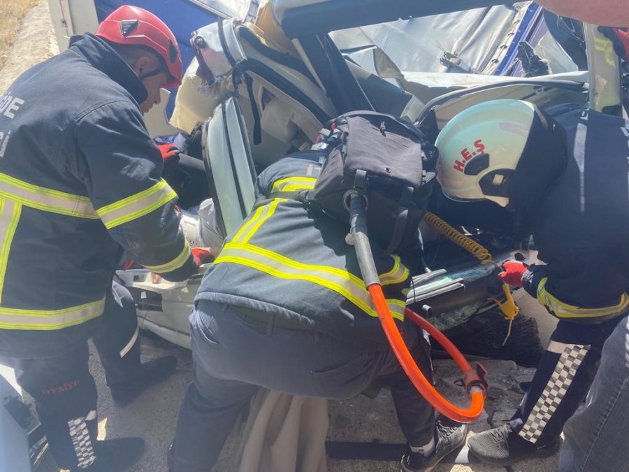 Devrilen Tırın Sürücüsü Sıkıştığı Yerden Kurtarıldı