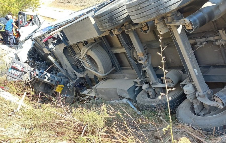 Devrilen Tırın Sürücüsü Sıkıştığı Yerden Kurtarıldı