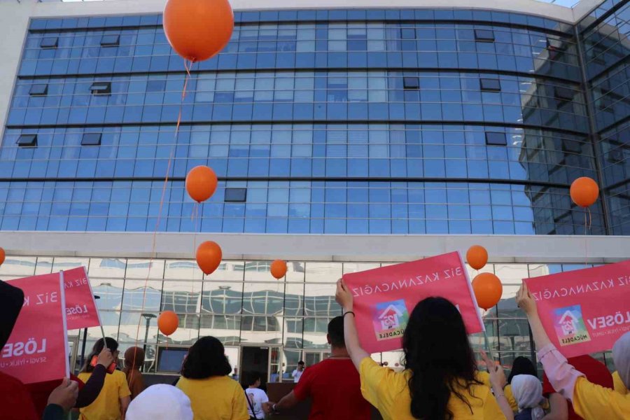 Lösemiyi Atlatan Çocuklardan Tedavi Gören Arkadaşlarına Sürpriz