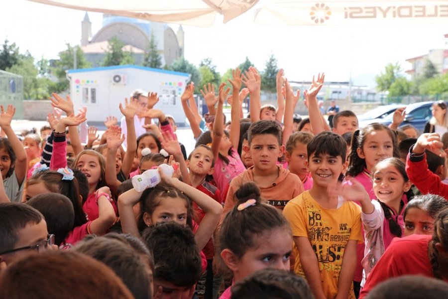 Başkan Çolakbayrakdar, 2023-2024 Eğitim Öğretim Yılının İlk Ders Zilinde Öğrencilerle Bir Araya Geldi