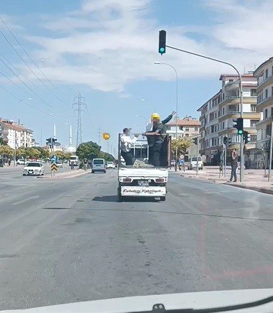 Baretli İşçilerin Kamyonet Kasasında Oynaması Kamerada