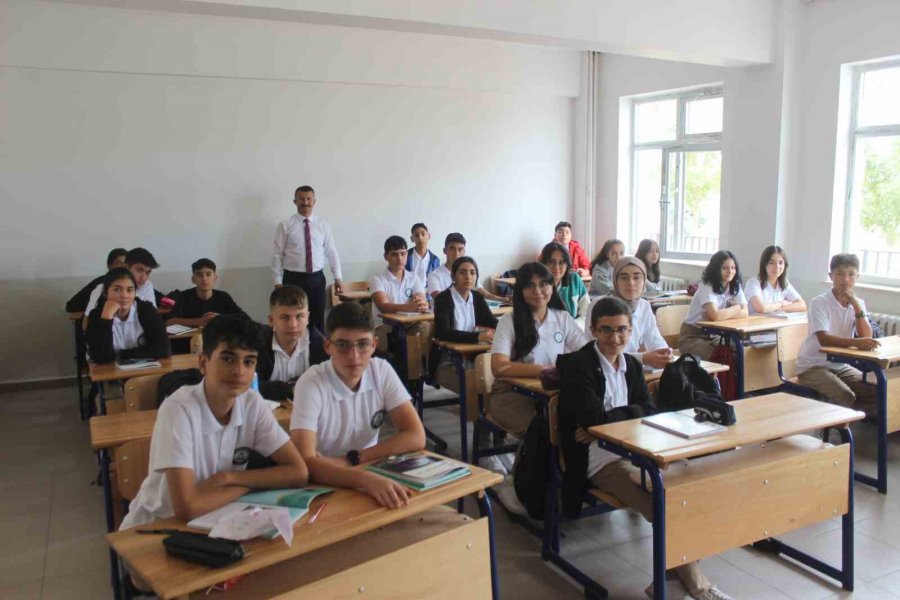 Karapınar’ın İlk Fen Lisesinde Eğitim Başladı