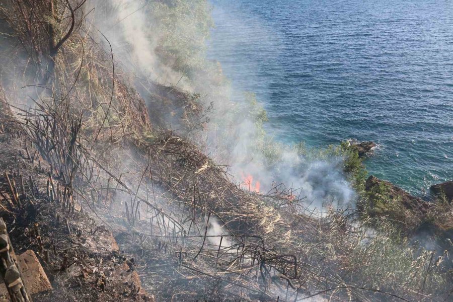 Antalya’da Falezlerde Yangın Paniği