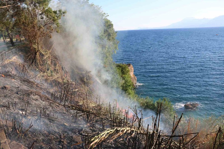 Antalya’da Falezlerde Yangın Paniği