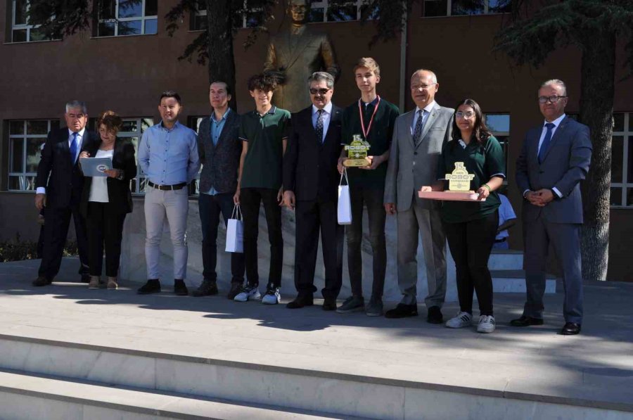 Endüstriyel Robotik Kol Kategorisi’nde Dünya Birincisi Ve İkincisi Olan Öğrencilere Ödül Verildi