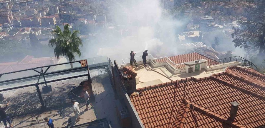 Otluk Alanda Çıkan Yangın, Çam Ağacının Kozalağından Lüks Villalara Sıçradı