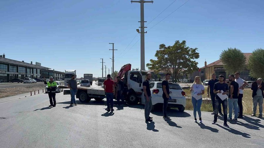 Vinç İle Otomobil Kafa Kafaya Çarpıştı, 1 Kişi Yaralandı: Kaza Anı Kamerada