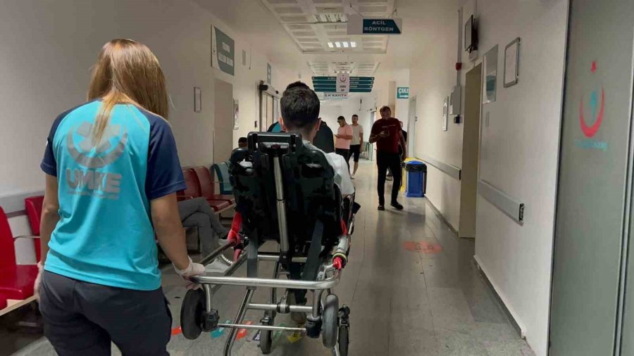 Vinç İle Otomobil Kafa Kafaya Çarpıştı, 1 Kişi Yaralandı: Kaza Anı Kamerada