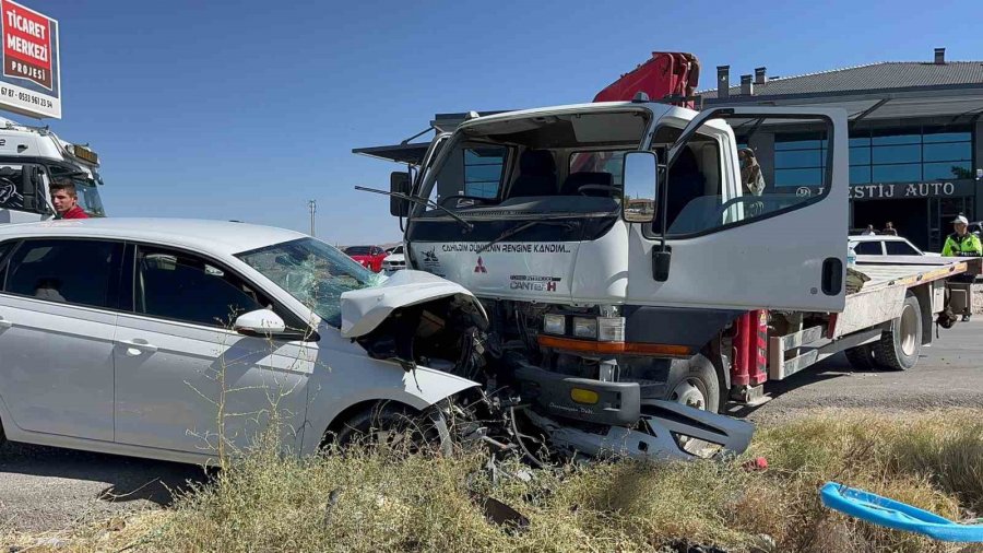 Vinç İle Otomobil Kafa Kafaya Çarpıştı, 1 Kişi Yaralandı: Kaza Anı Kamerada