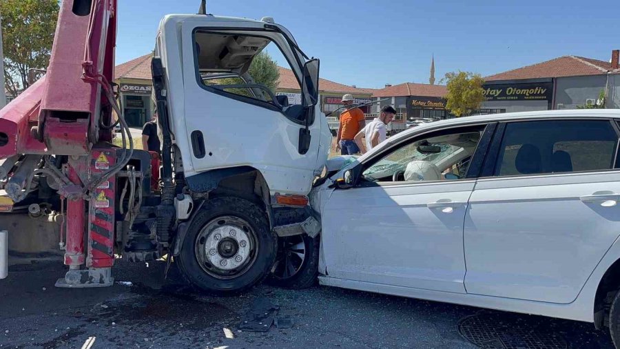 Vinç İle Otomobil Kafa Kafaya Çarpıştı, 1 Kişi Yaralandı: Kaza Anı Kamerada