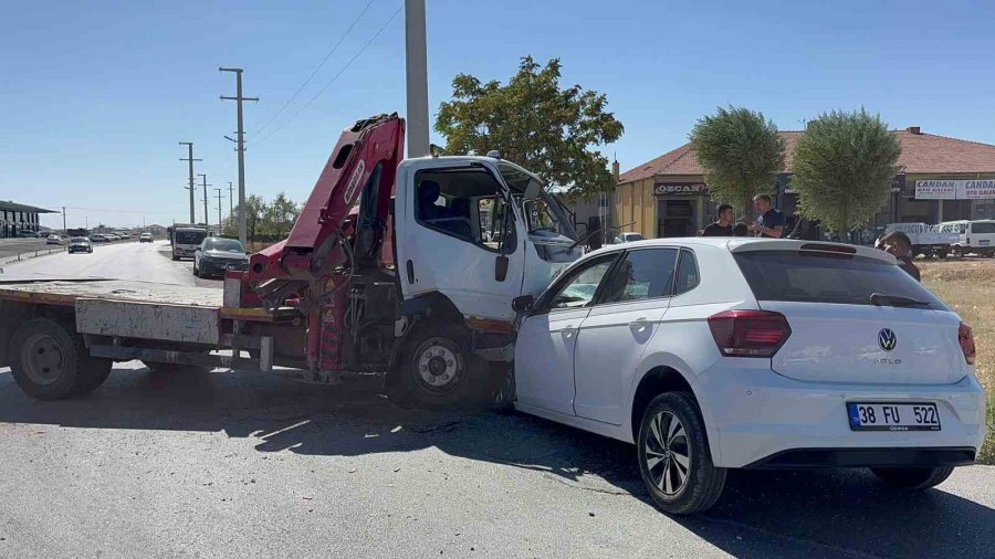 Vinç İle Otomobil Kafa Kafaya Çarpıştı, 1 Kişi Yaralandı: Kaza Anı Kamerada