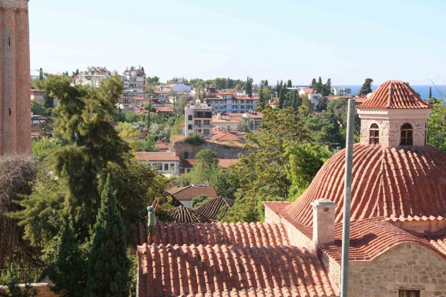 Fotoğraf Çekmek İçin Yasak Dinlemeden Tarihi Yapının Çatısına Çıktı, Hem Şaşırttı Hem Güldürdü