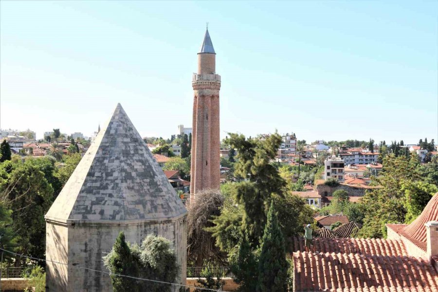 Fotoğraf Çekmek İçin Yasak Dinlemeden Tarihi Yapının Çatısına Çıktı, Hem Şaşırttı Hem Güldürdü
