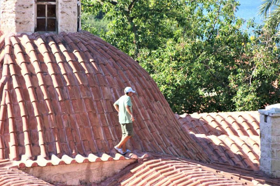 Fotoğraf Çekmek İçin Yasak Dinlemeden Tarihi Yapının Çatısına Çıktı, Hem Şaşırttı Hem Güldürdü