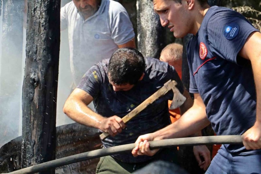 Otların Tutuşmasıyla Başlayan Yangın, Evlere Yönelince Büyük Korku Yaşandı