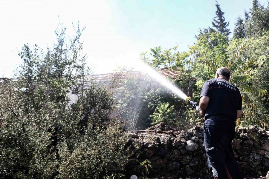 Otların Tutuşmasıyla Başlayan Yangın, Evlere Yönelince Büyük Korku Yaşandı