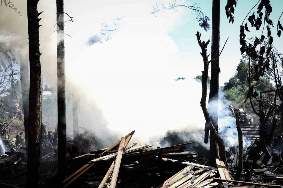 Otların Tutuşmasıyla Başlayan Yangın, Evlere Yönelince Büyük Korku Yaşandı