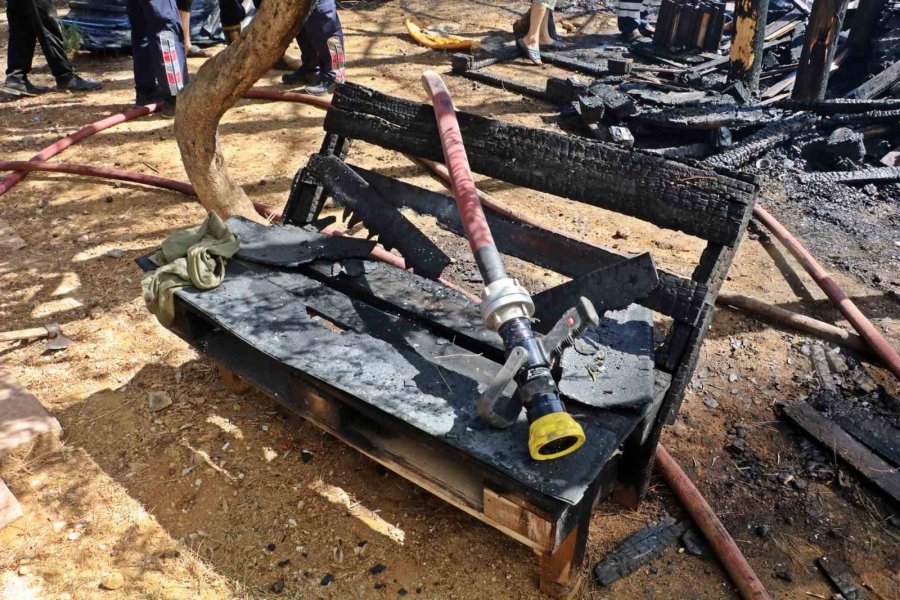 Otların Tutuşmasıyla Başlayan Yangın, Evlere Yönelince Büyük Korku Yaşandı