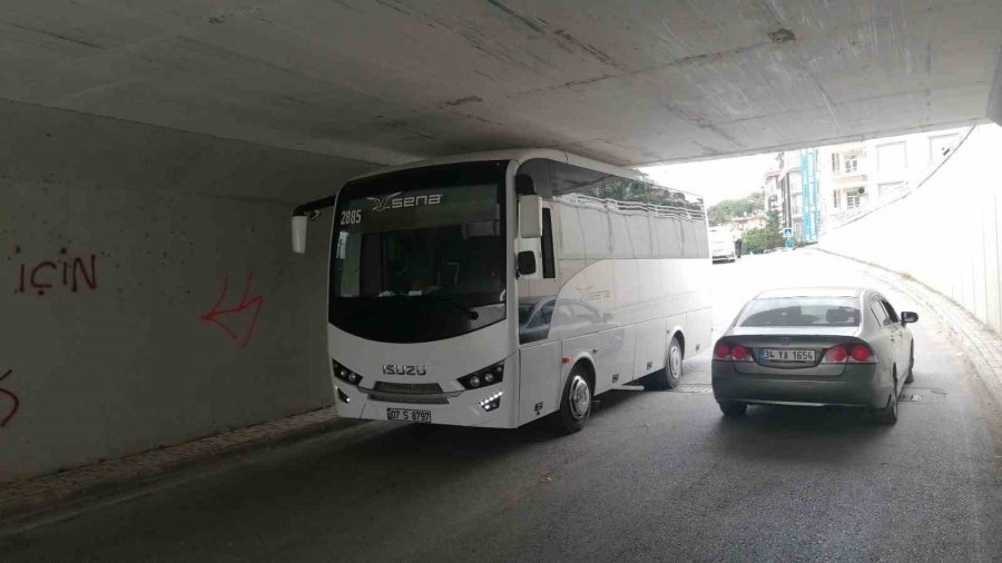 Midibüsün Sürücüsü Havalandırmayı Hesap Edemeyince Alt Geçide Sıkıştı