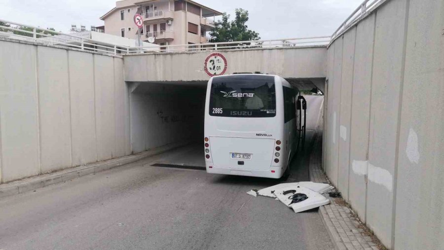 Midibüsün Sürücüsü Havalandırmayı Hesap Edemeyince Alt Geçide Sıkıştı
