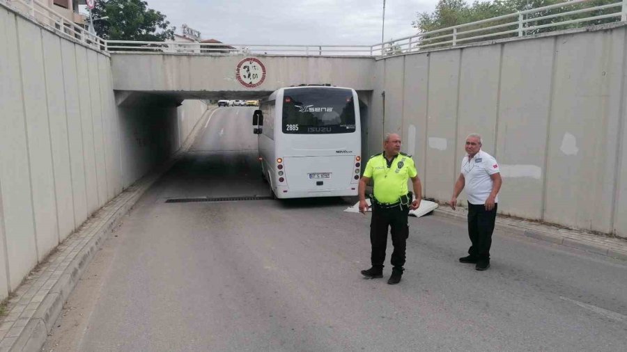 Midibüsün Sürücüsü Havalandırmayı Hesap Edemeyince Alt Geçide Sıkıştı