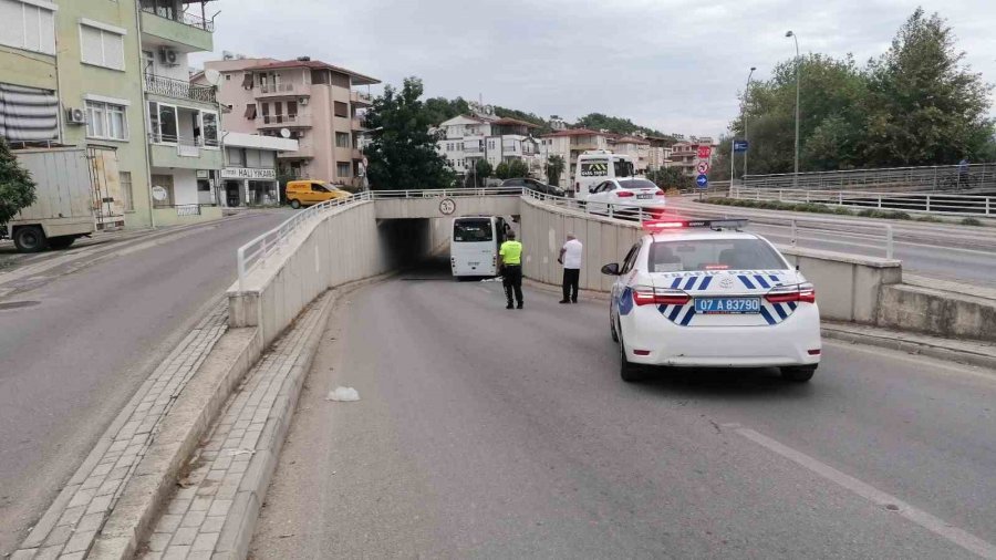 Midibüsün Sürücüsü Havalandırmayı Hesap Edemeyince Alt Geçide Sıkıştı