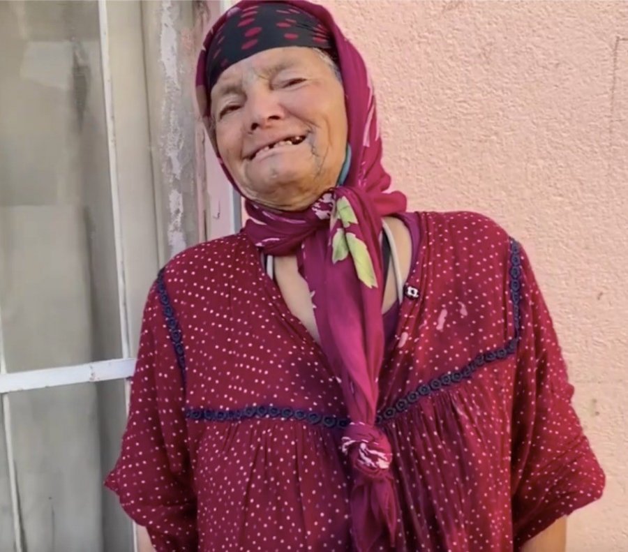 Sokaktan Binbir Emekle Topladıkları Yandı, Gözyaşlarını Tutamadı