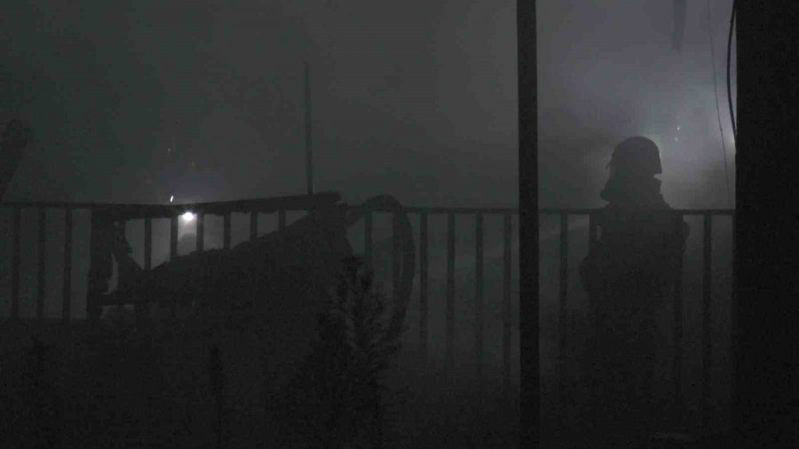 Yangında Fabrika Hurdalığı Küle Döndü