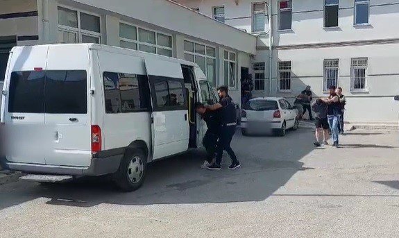 Konya’da Uyuşturucu Tacirlerine Operasyon: 6 Kilo Eroin, Binlerce Hap Ele Geçirildi