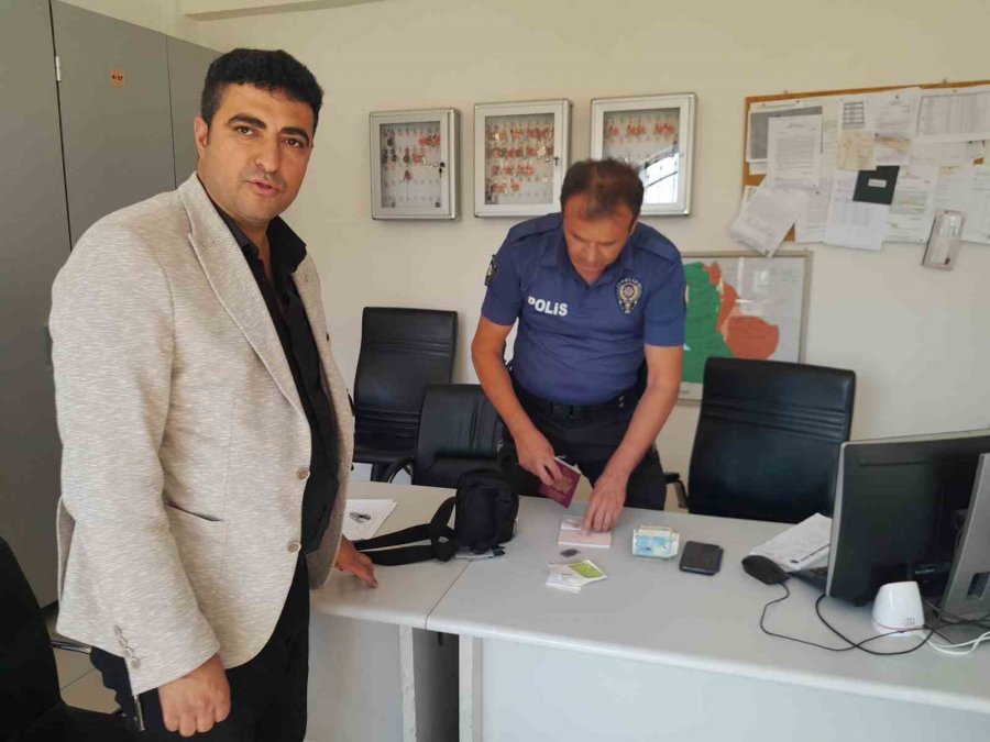 Dinlenme Tesisinde Unutulan İçinde Döviz Bulunan Çantayı Polise Teslim Etti