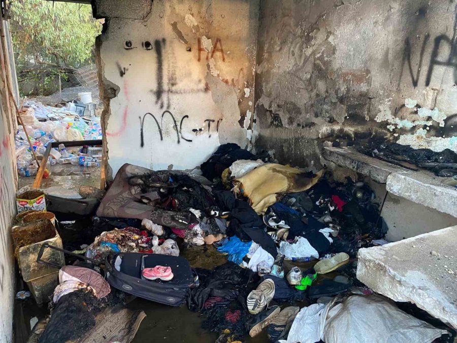 Sokaktan Binbir Emekle Topladıkları Yandı, Gözyaşlarını Tutamadı