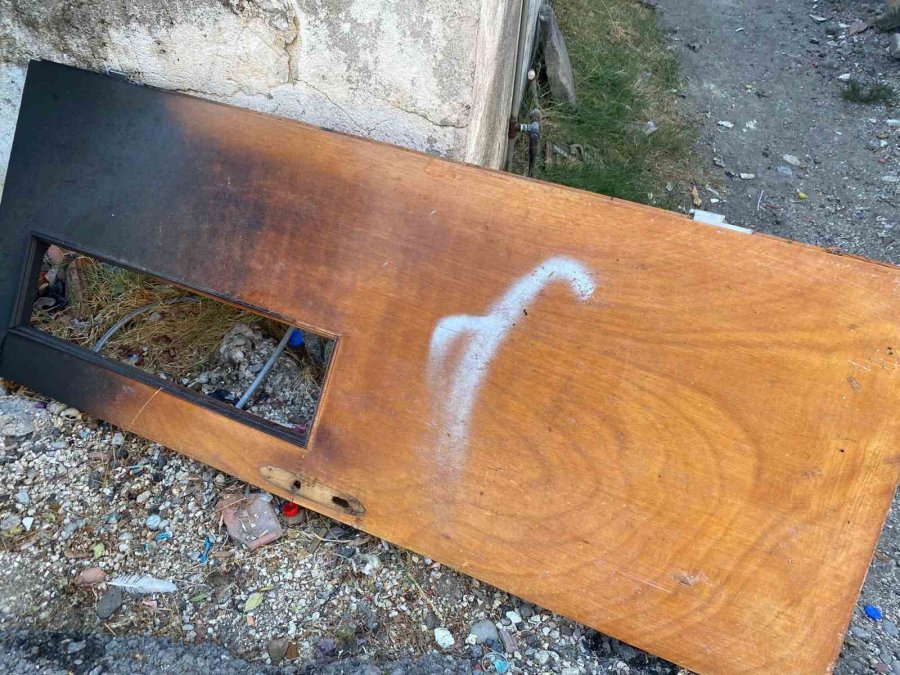 Sokaktan Binbir Emekle Topladıkları Yandı, Gözyaşlarını Tutamadı