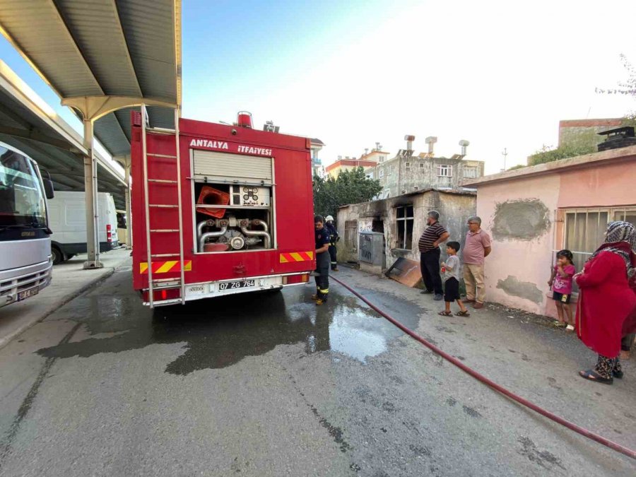 Sokaktan Binbir Emekle Topladıkları Yandı, Gözyaşlarını Tutamadı
