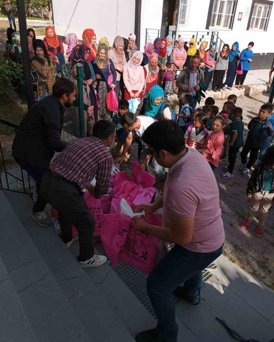 Öğrencilerin Kırtasiye İhtiyaçlarını Hayırsever Aile Giderdi