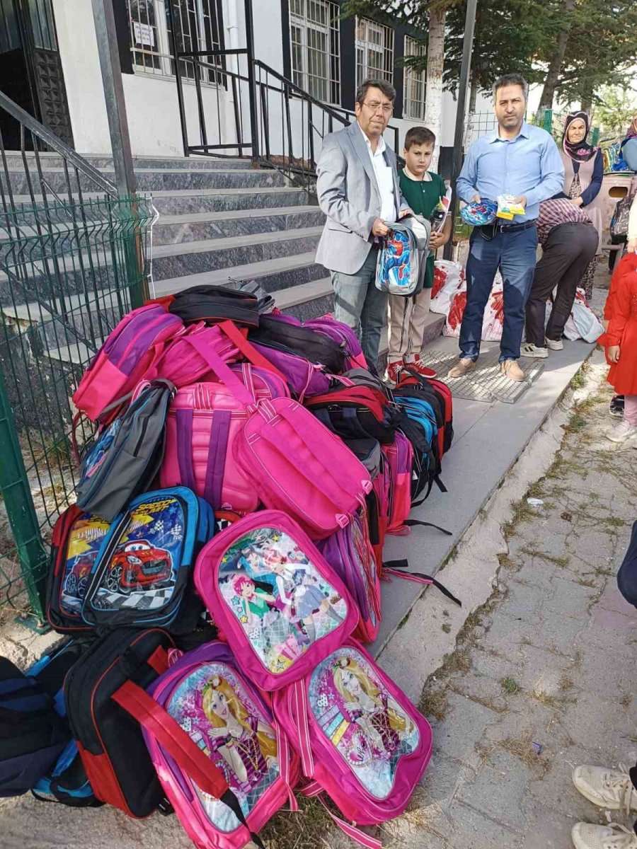 Öğrencilerin Kırtasiye İhtiyaçlarını Hayırsever Aile Giderdi