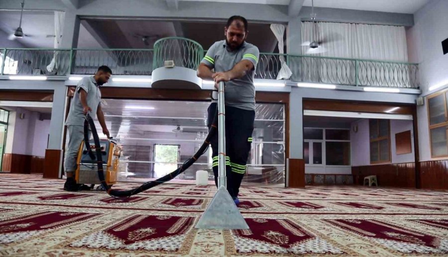 Akdeniz’de İbadethaneler Temizleniyor