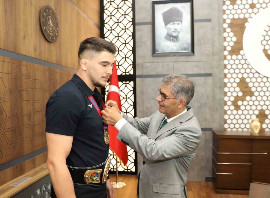 Niğde Valisi, Dünya Şampiyonu Ahmet Talha Kacur’a Hediye