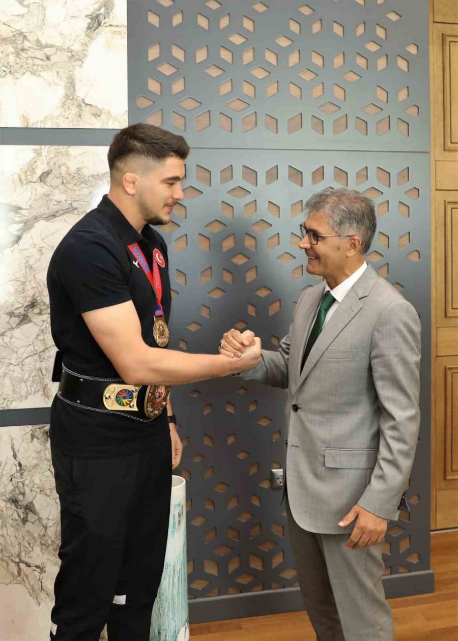 Niğde Valisi, Dünya Şampiyonu Ahmet Talha Kacur’a Hediye