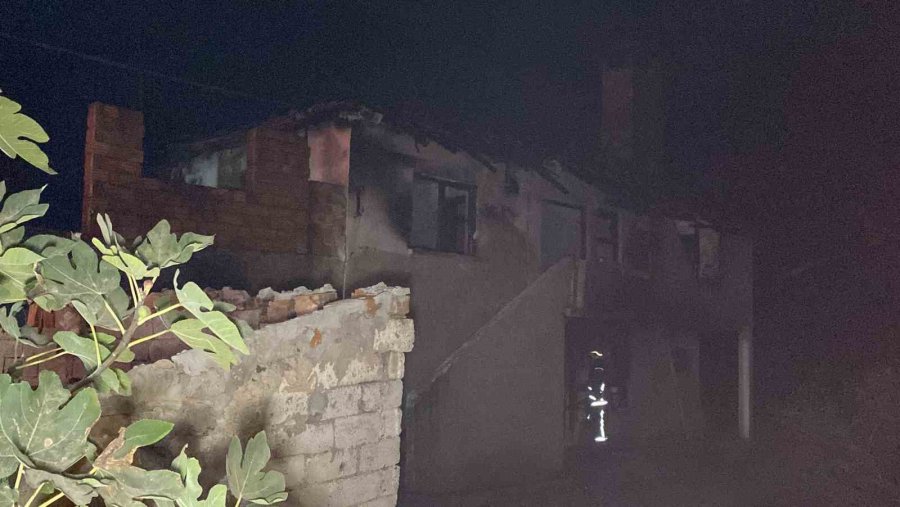 Kullanılmayan Müstakil Evde 2 Ay Arayla Çıkan Yangın Mahalleliyi İsyan Ettirdi
